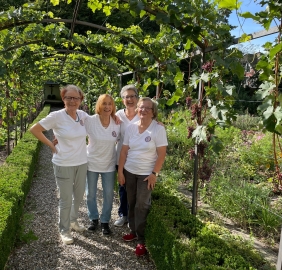 Heute wird "gherbschtet": das Ernte-Team Susanne, Jacqueline, Monique und Josy ist bereit für die Lese.
